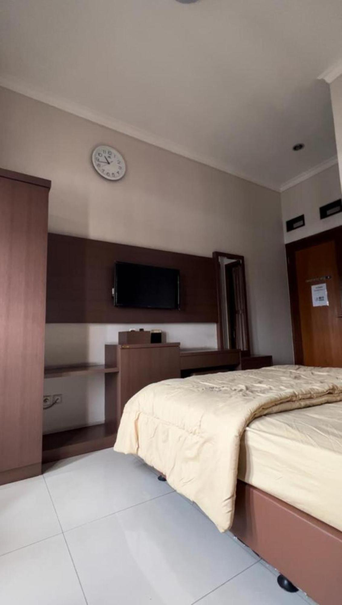 Hens Guesthouse Syariah Gadobangkong Exterior photo
